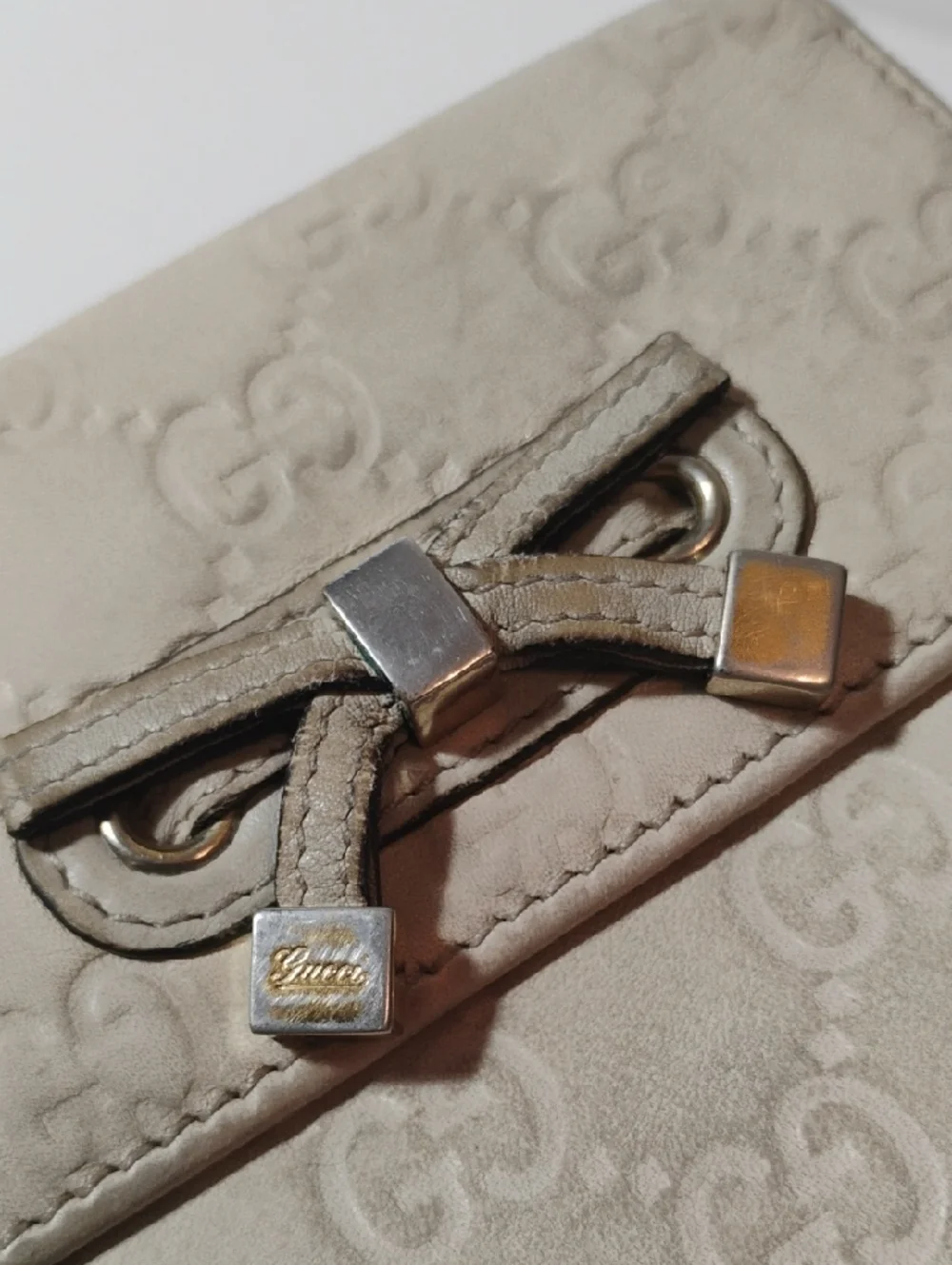 Gucci Authentic Beige Bow Embossed GG Wallet - Picture 2 of 10
